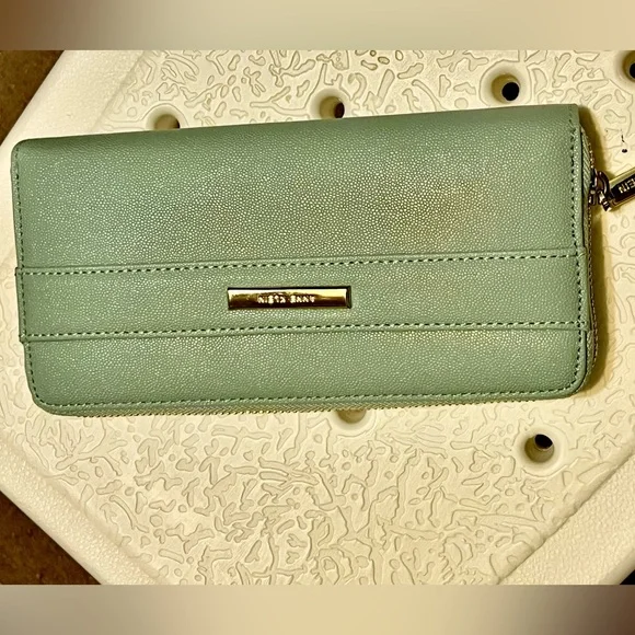 Anne Klein green wallet - Picture 1 of 6